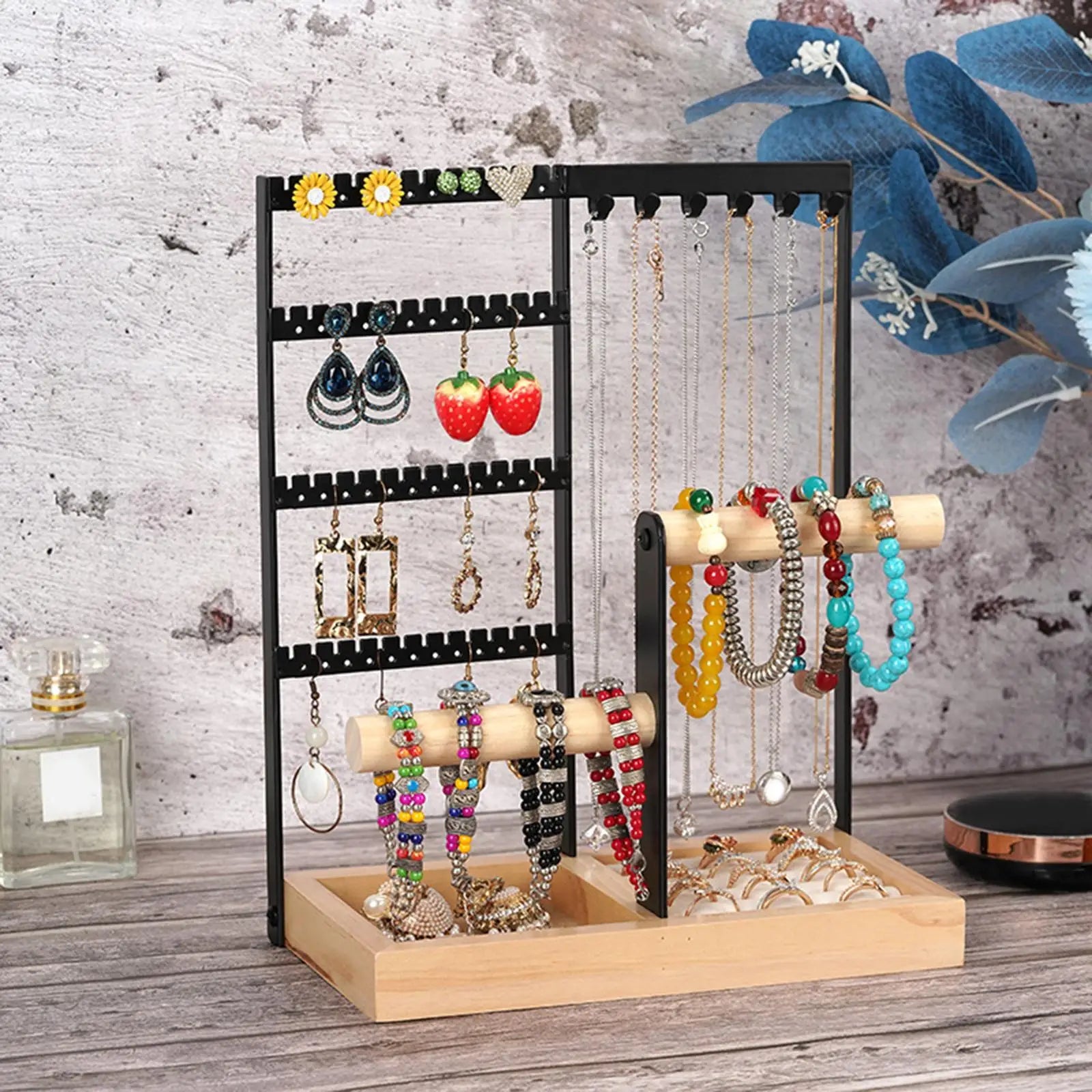 Porte Bijoux et Accessoires en Bois & Métal - en situation avec bijoux