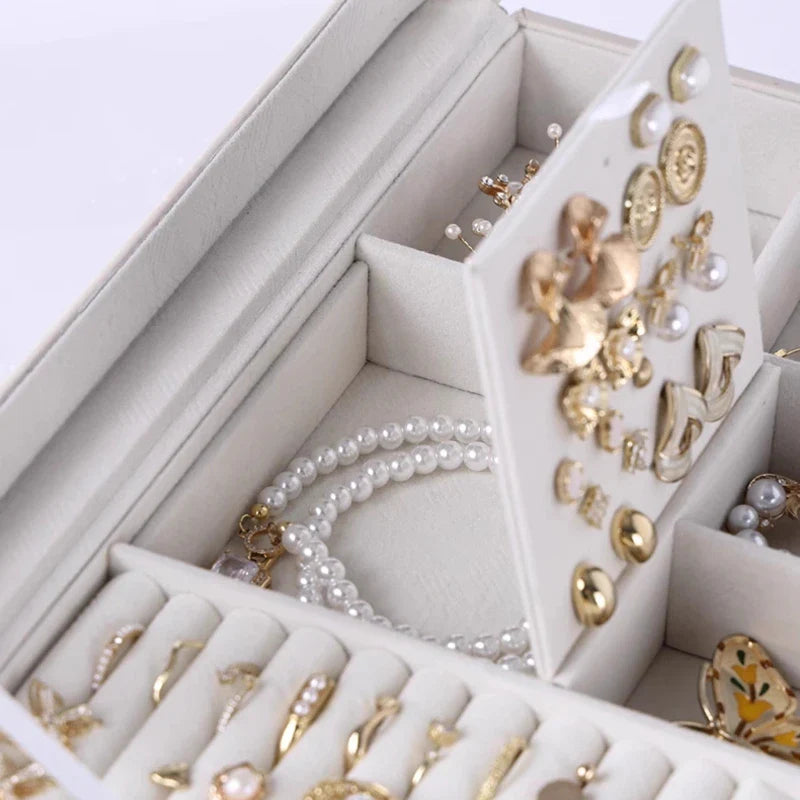Grande Boîte à Bijoux En Cuir Beige et à Tiroirs - détail du couvercle
